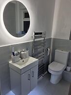 Private Gated Modern Home in Southampton - Estwood