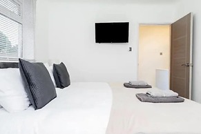 Private Gated Modern Home in Southampton - Estwood