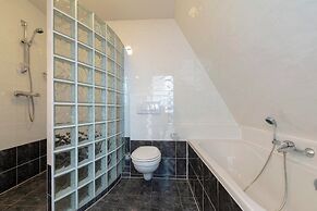 Luxury Apartment With Garden