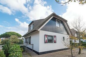 Cozy Villa With Sun Lounger