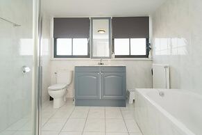 Cozy Villa With Sun Lounger