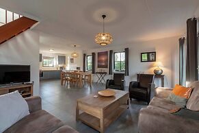 Cozy Villa With Sun Lounger