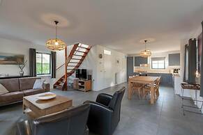 Cozy Villa With Sun Lounger