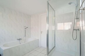 Cozy Villa With Sun Lounger