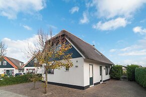 Cozy Villa With Sun Lounger