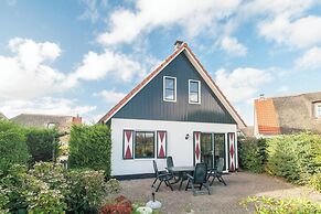 Cozy Villa With Sun Lounger