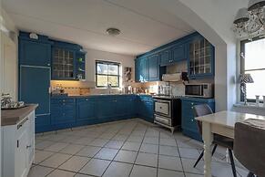 Elegant Villa With Garden