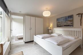 Lovely Bungalow on Green Park With Patio