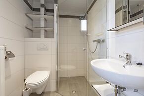 Lovely Bungalow on Green Park With Patio