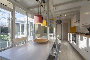 Lovely Bungalow on Green Park With Patio