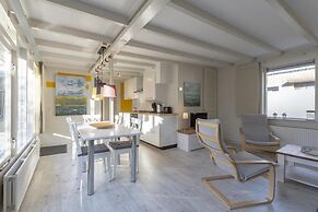 Lovely Bungalow on Green Park With Patio