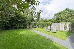 Lovely Bungalow on Green Park With Patio