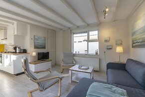 Lovely Bungalow on Green Park With Patio