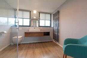 Stylish Villa With Garden