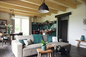 Cozy Apartment With Garden