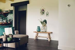 Cozy Apartment With Garden