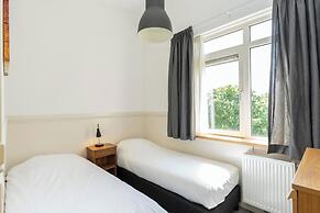 Pretty Holiday Home With Garden