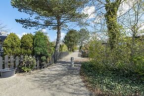 Welcoming Bungalow With Garden