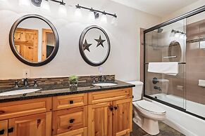 4 Bedroom Townhome Near Snowflake Lift - Walk to Slopes!