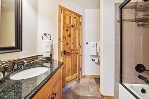 4 Bedroom Townhome Near Snowflake Lift - Walk to Slopes!