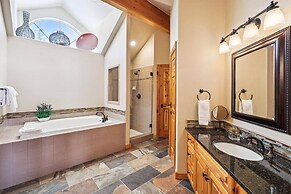 4 Bedroom Townhome Near Snowflake Lift - Walk to Slopes!