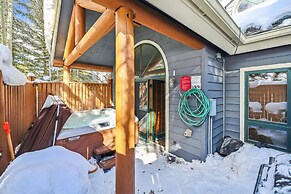 4 Bedroom Townhome Near Snowflake Lift - Walk to Slopes!
