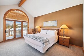 4 Bedroom Townhome Near Snowflake Lift - Walk to Slopes!