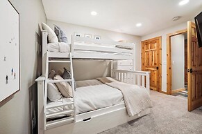 4 Bedroom Townhome Near Snowflake Lift - Walk to Slopes!