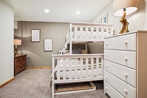 4 Bedroom Townhome Near Snowflake Lift - Walk to Slopes!