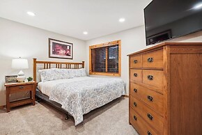 4 Bedroom Townhome Near Snowflake Lift - Walk to Slopes!