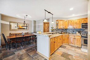 4 Bedroom Townhome Near Snowflake Lift - Walk to Slopes!