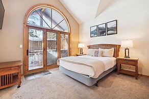 4 Bedroom Townhome Near Snowflake Lift - Walk to Slopes!