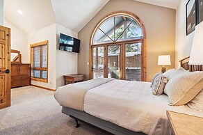 4 Bedroom Townhome Near Snowflake Lift - Walk to Slopes!