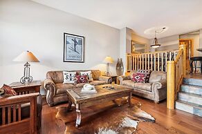 4 Bedroom Townhome Near Snowflake Lift - Walk to Slopes!