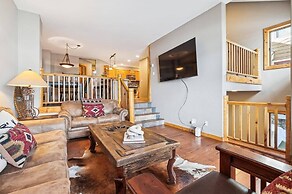 4 Bedroom Townhome Near Snowflake Lift - Walk to Slopes!