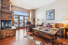 4 Bedroom Townhome Near Snowflake Lift - Walk to Slopes!