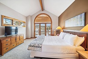 4 Bedroom Townhome Near Snowflake Lift - Walk to Slopes!