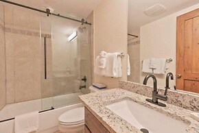 Premier 2 Bedroom Townhome Across From Snowflake Lift - Walk to Lifts