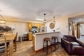 Renovated 2 Bedroom Condo Next to Snowflake Lift - Walk to Lifts and T