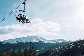 Renovated 2 Bedroom Condo Next to Snowflake Lift - Walk to Lifts and T