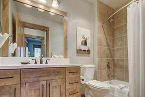 Mountain Thunder Lodge 2 Bedroom Condo - Ski In via Skyway Skiway!