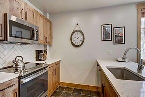Mountain Thunder Lodge 2 Bedroom Condo - Ski In via Skyway Skiway!