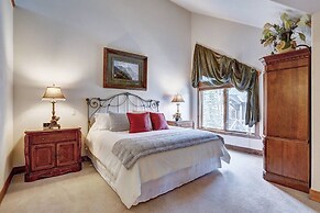 Ski-in/ski-out 3 Bedroom Townhome at Snowflake Lift With Private Hot T