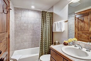 Ski-in/ski-out 3 Bedroom Townhome at Snowflake Lift With Private Hot T