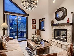Luxury Ski in, Ski out 3 Bedroom Townhome at the Snowflake Lift - Sadd