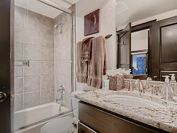 Luxury Ski in, Ski out 3 Bedroom Townhome at the Snowflake Lift - Sadd