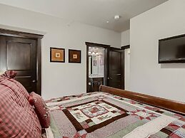 Luxury Ski in, Ski out 3 Bedroom Townhome at the Snowflake Lift - Sadd