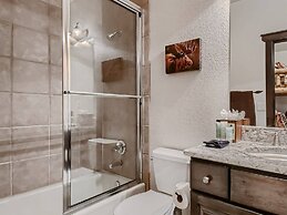 Luxury Ski in, Ski out 3 Bedroom Townhome at the Snowflake Lift - Sadd