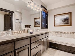 Luxury Ski in, Ski out 3 Bedroom Townhome at the Snowflake Lift - Sadd