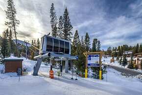 Ski In, Ski Out 3 Bedroom Townhome at Snowflake Lift - Private Hot Tub